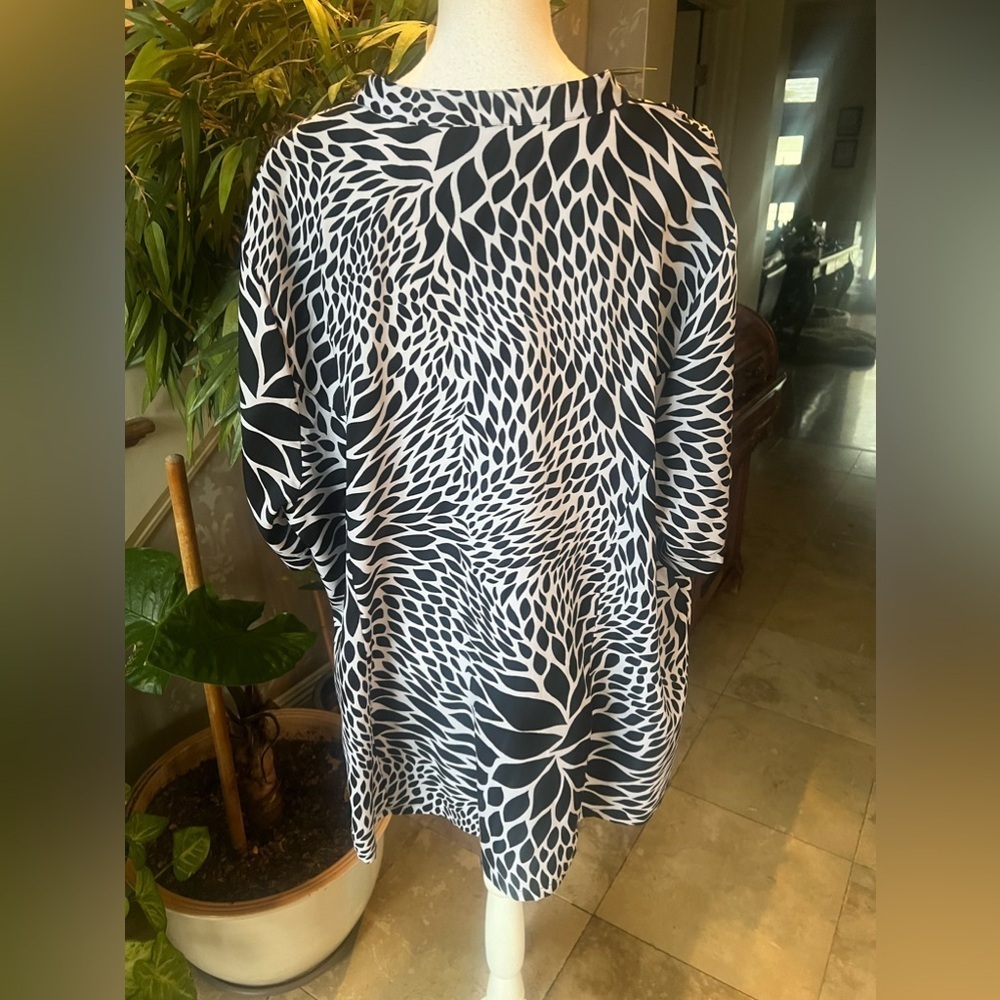 Maggie Barnes Black and Cream Abstract Print V-Neck Tunic - Picture 10 of 14